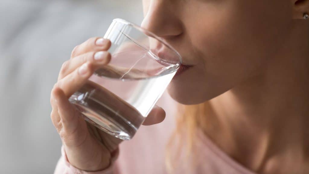 Quanto microplástico você bebe? Nova ferramenta pode te dizer