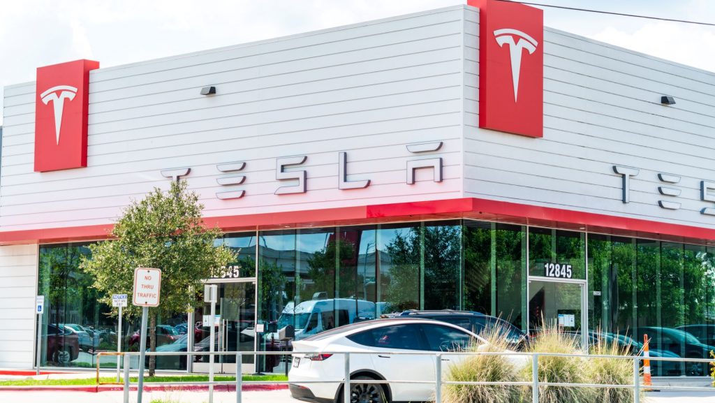 Tesla faz recall 'mais sério' de SUV por conta de problema no teto