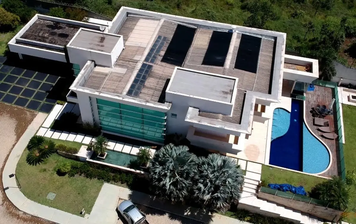 Apuração arquivada contra Carlos ignorou diligências que levaram a Flávio
