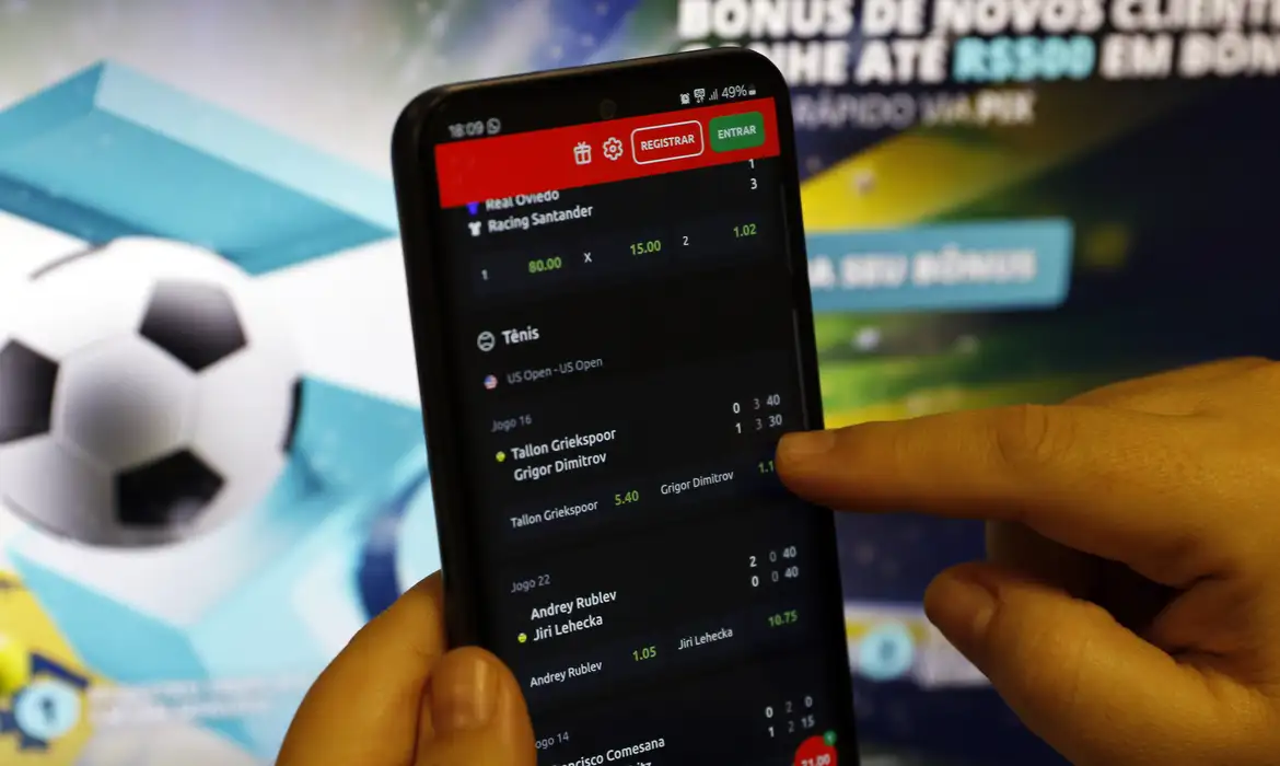 Beneficiários do Bolsa Família gastaram R$ 3 bi em bets em agosto