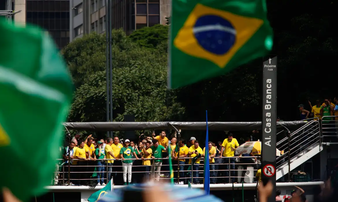 Bolsonaro é levado a hospital em SP, depois de passar mal