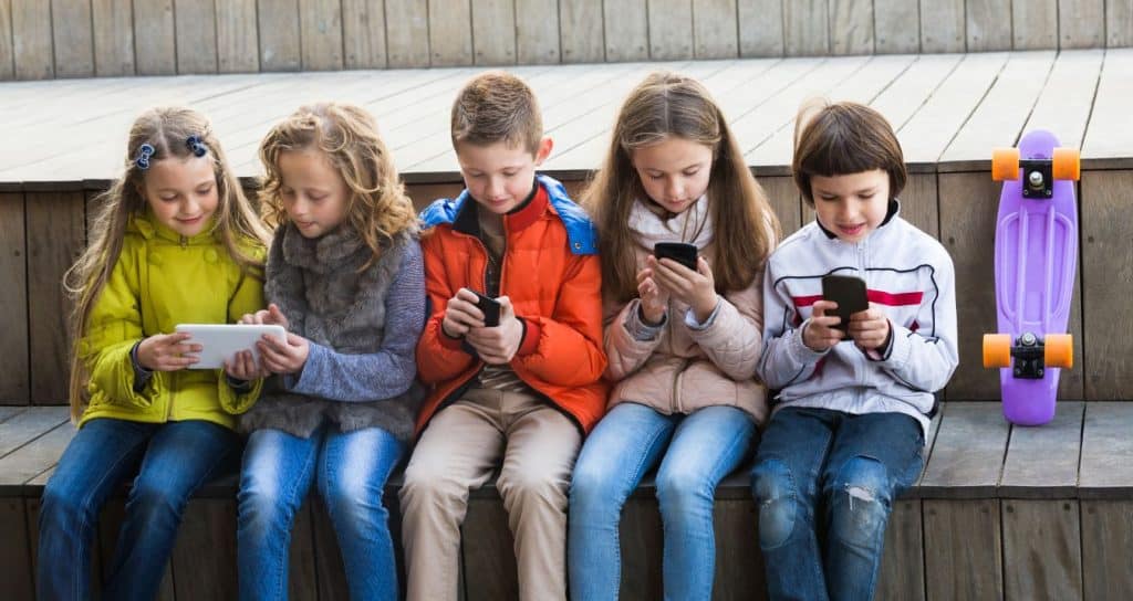 Brasileiros acreditam que crianças estão desprotegidas na internet, diz pesquisa