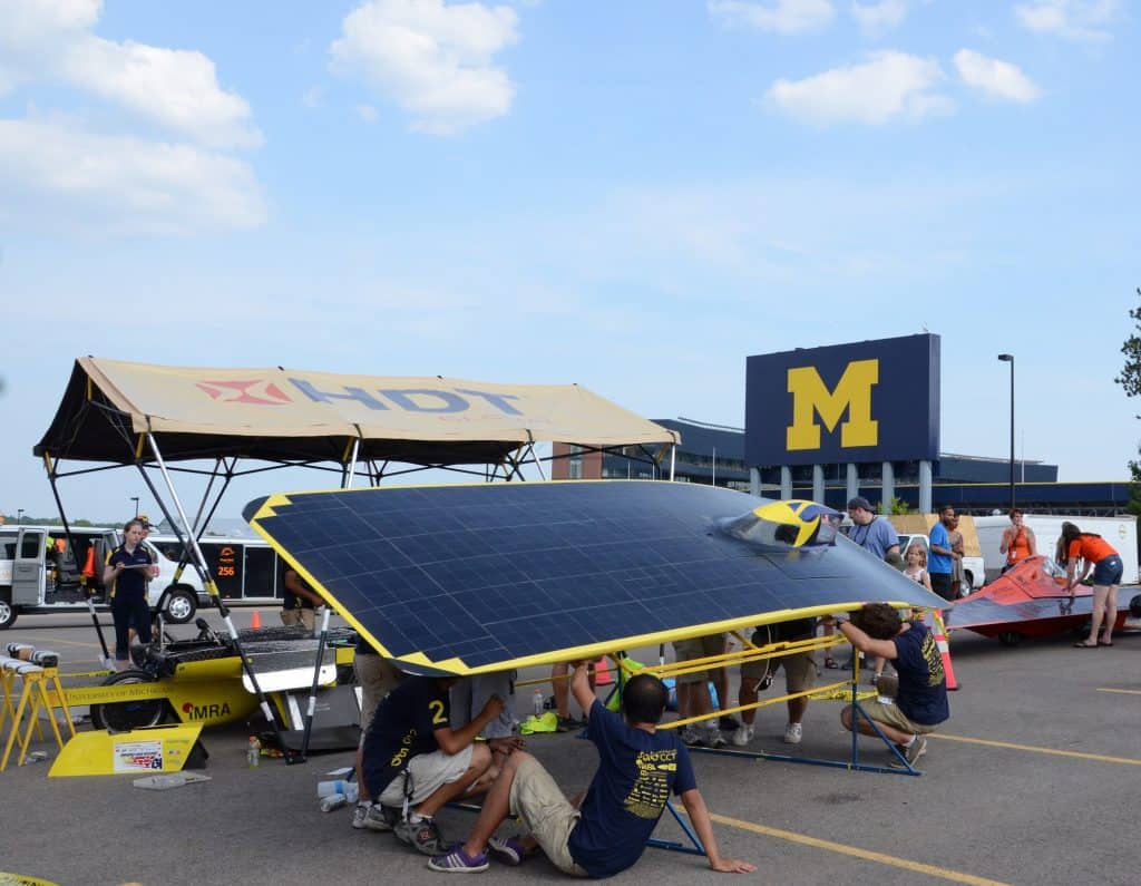 Competição de carros solares atrai olhares de gigantes dos elétricos