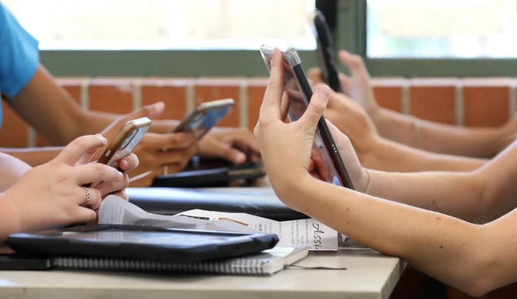 Entrevista: banir celulares das escolas é um avanço na Educação?