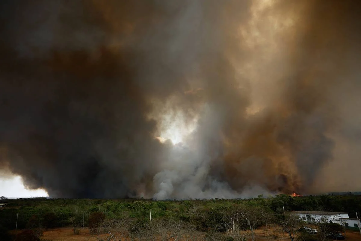 Fogo em Brasília cruza rio, quadruplica e abre novas frentes