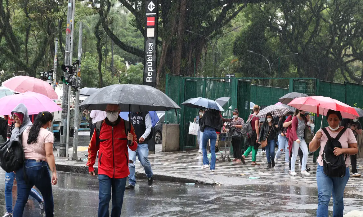 Frente fria deve amenizar temperaturas no Centro-Sul; tempo volta a esquentar no domingo