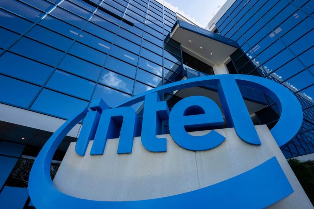 Intel tem alta após rumores sobre reestruturação e fusões