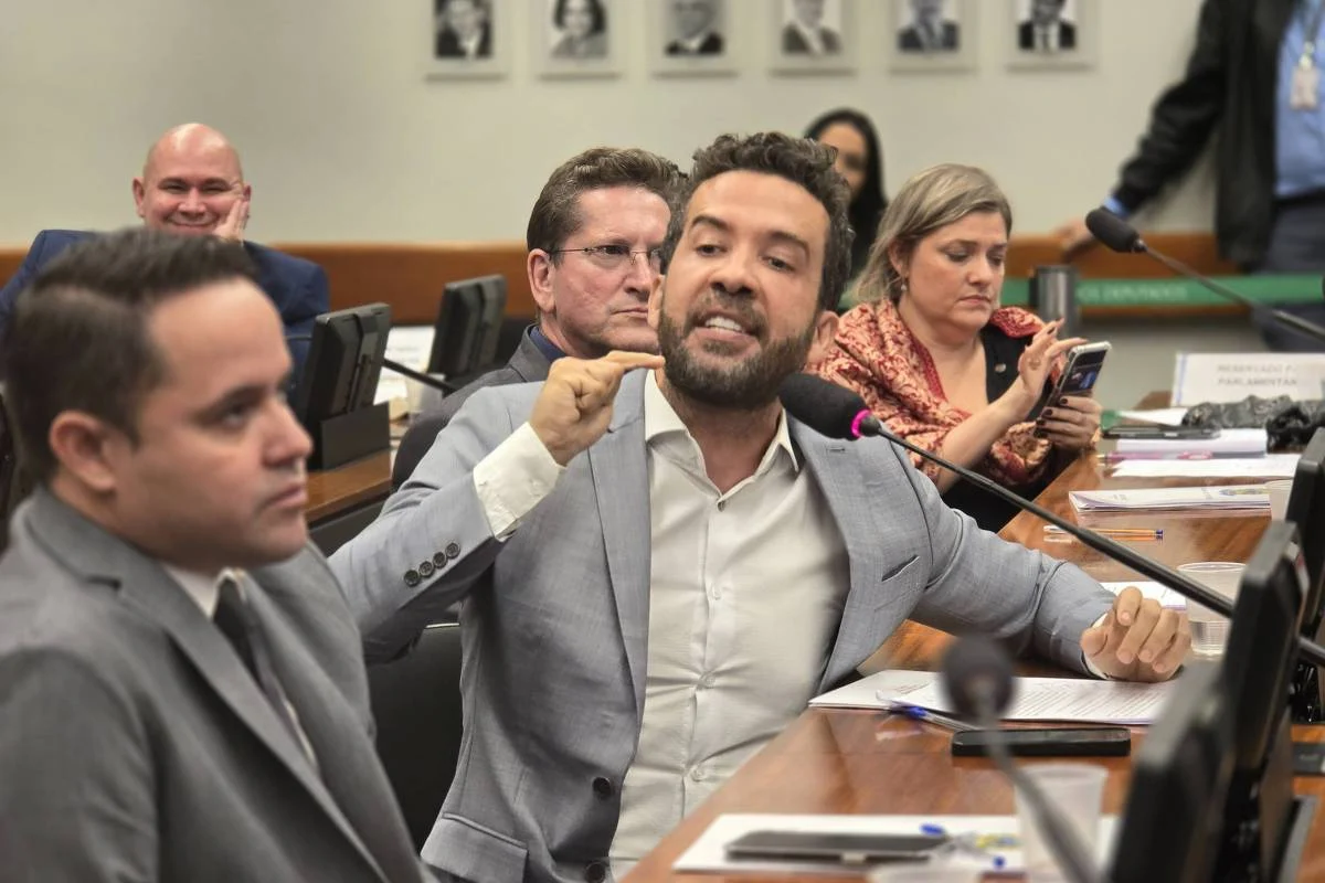PF indicia Janones por suposta rachadinha no gabinete