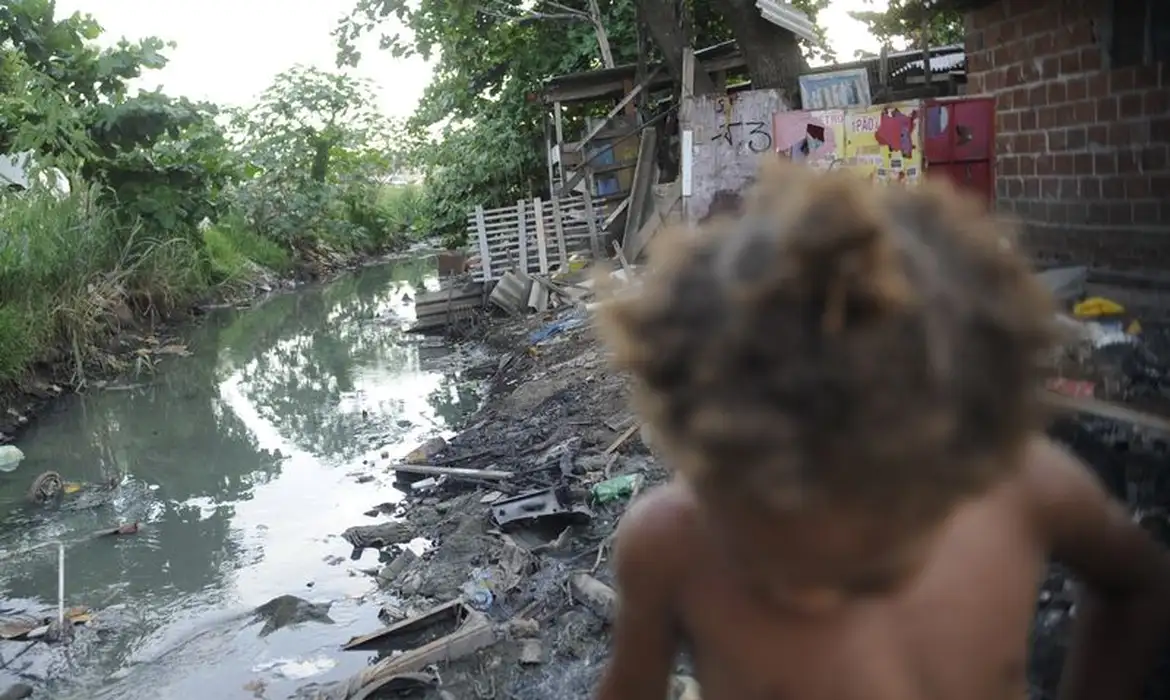 12 milhões de crianças e adolescentes vivem sem acesso a esgoto no Brasil