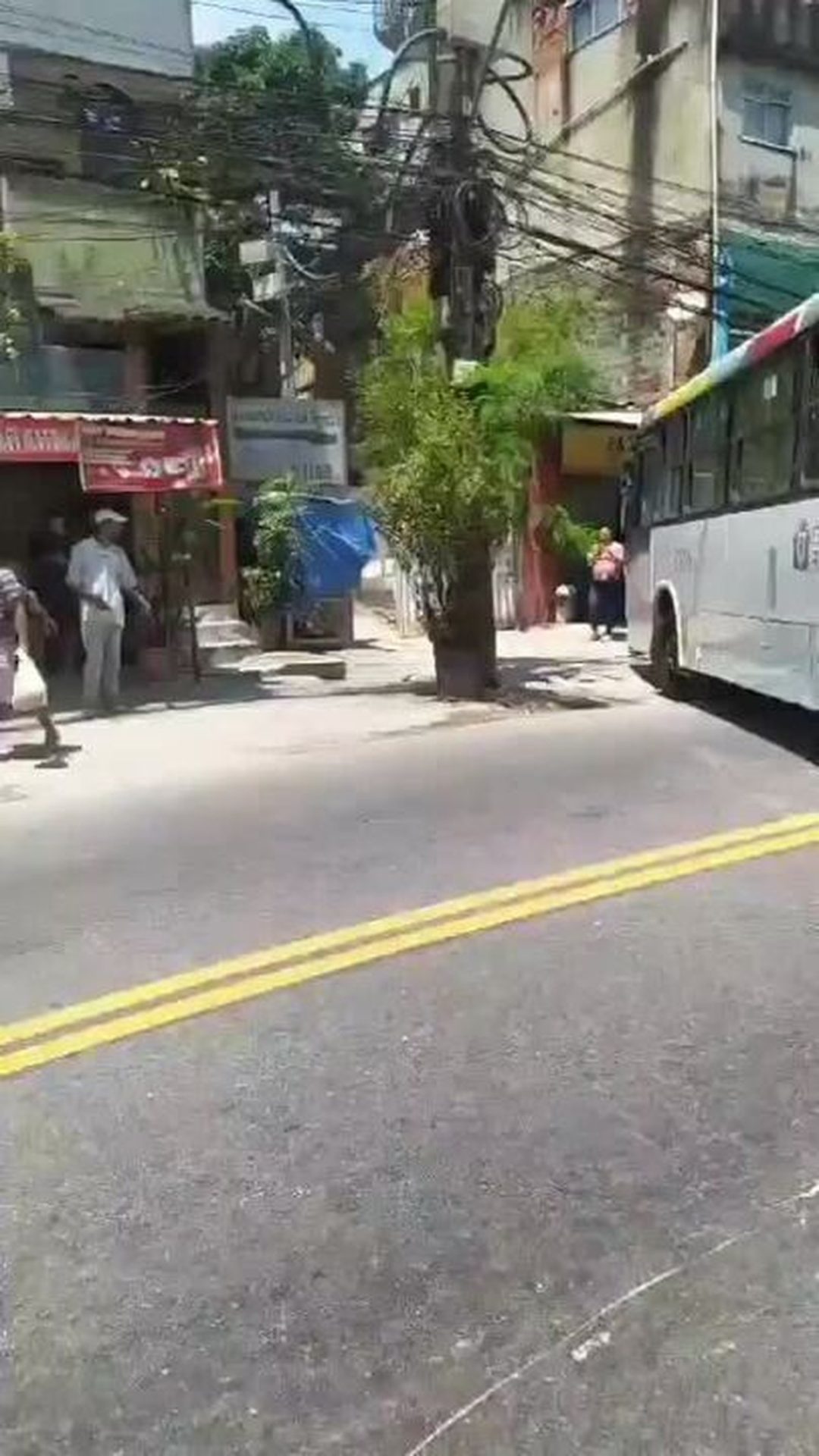 VÍDEO: nove ônibus são sequestrados e atravessados por criminosos na Estrada do Itanhangá, no Rio de Janeiro | Rio de Janeiro