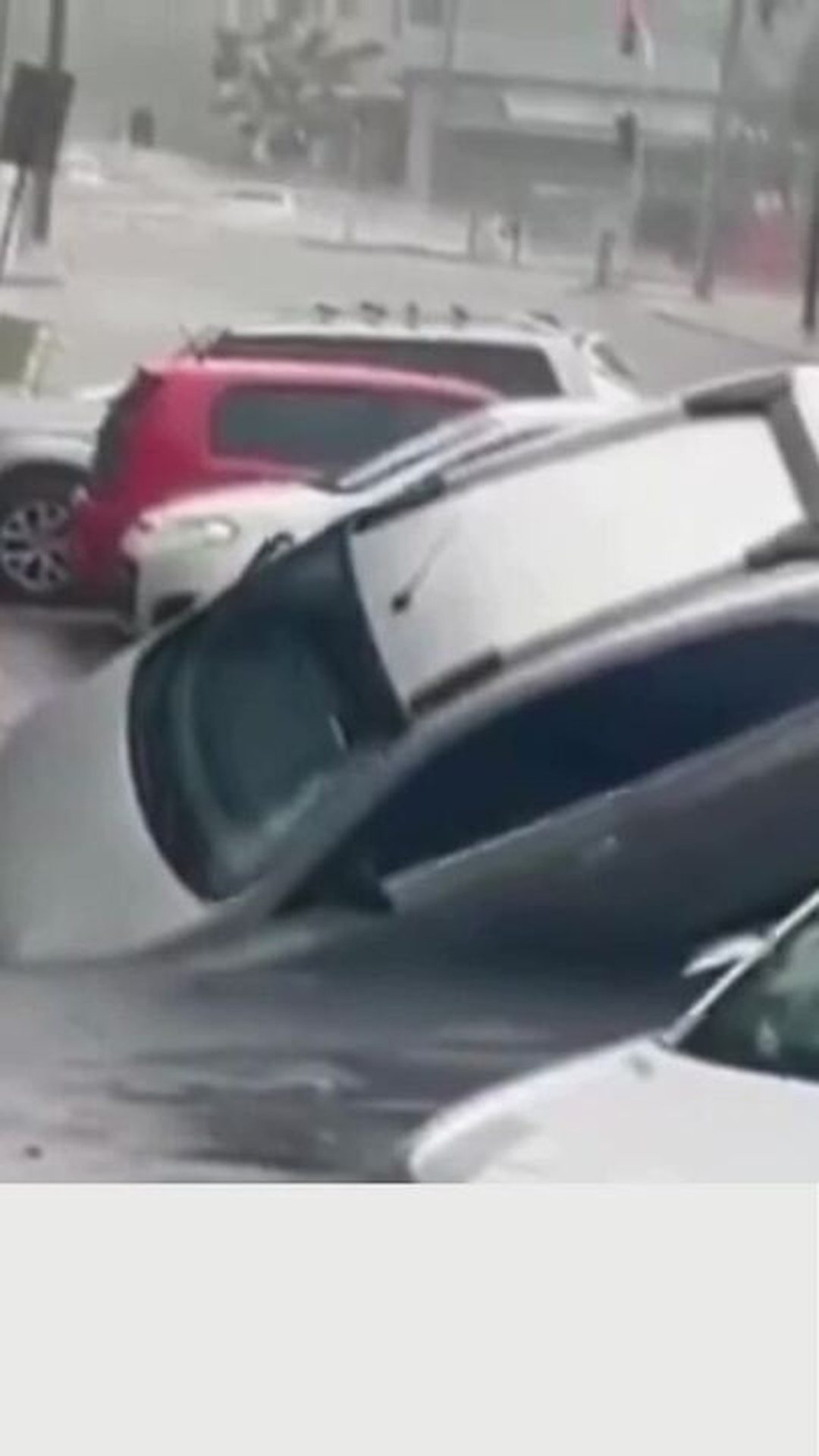 VÍDEO: Cratera se abre e engole carro na Asa Norte no DF, após chuvas deste sábado (19) | Brasília