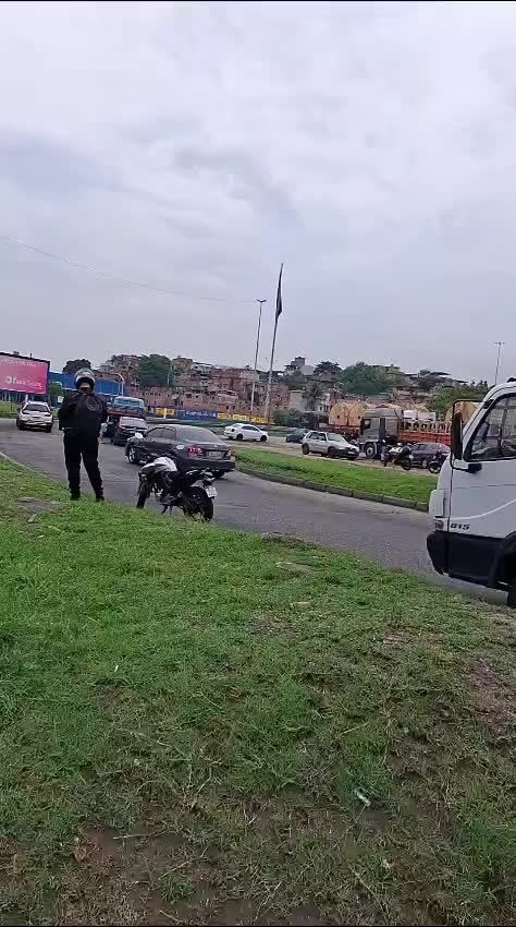 Tiroteio fecha a Avenida Brasil