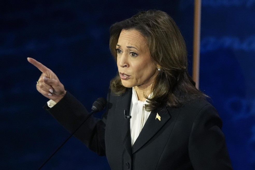 Kamala chama Trump de 'fascista' e alerta sobre ameaça à democracia dos EUA | Mundo