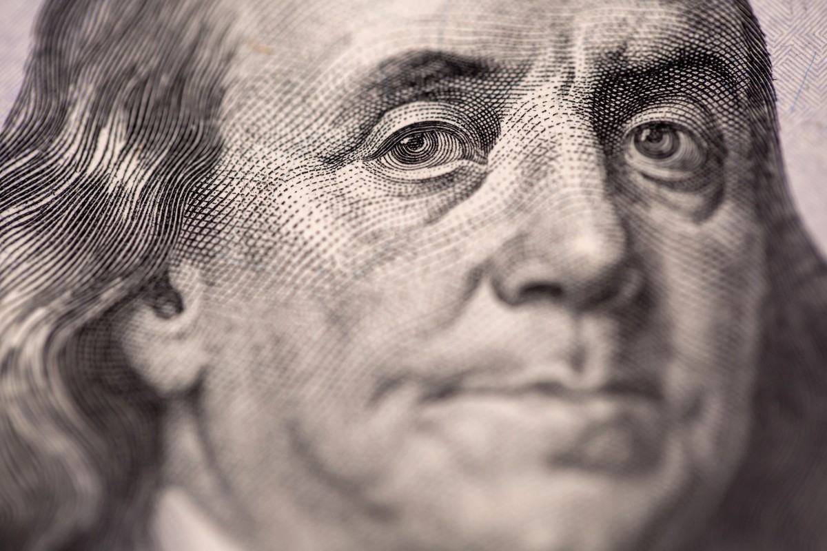 Dólar amplia queda no fim da sessão com alívio em prêmio de risco | Finanças