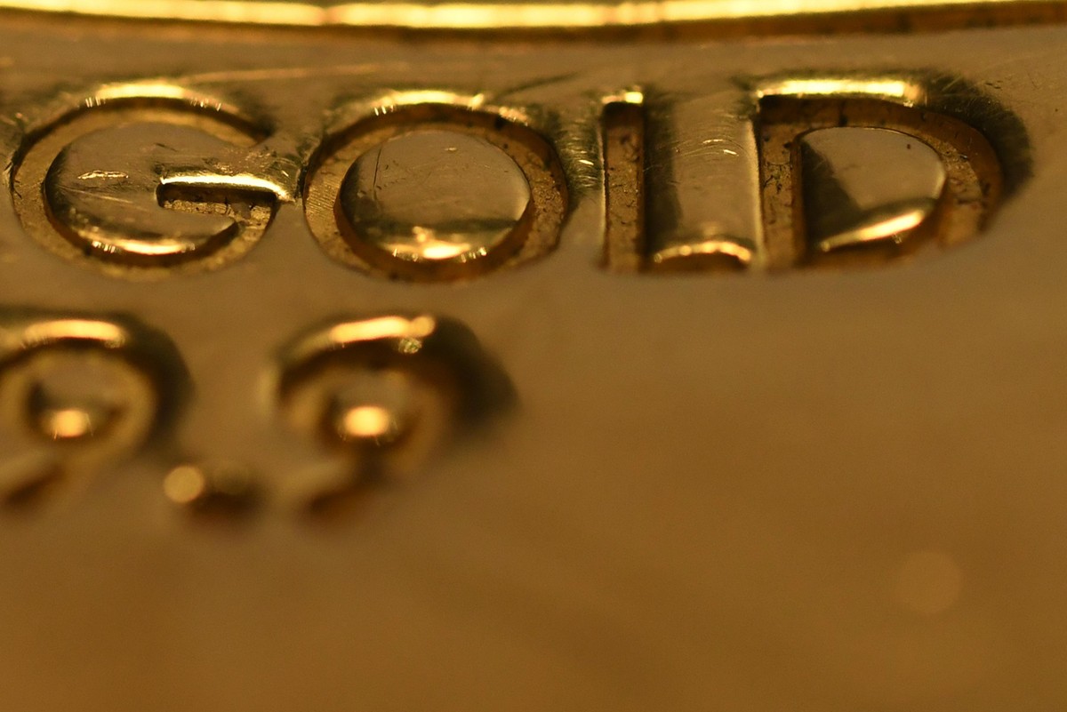 Ouro recua de máxima histórica com realização de lucros | Finanças