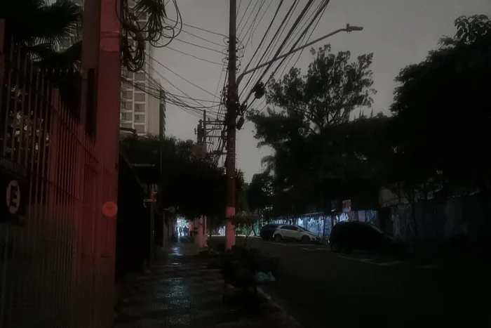 790 mil clientes seguem sem luz em São Paulo 44 horas depois da chuva