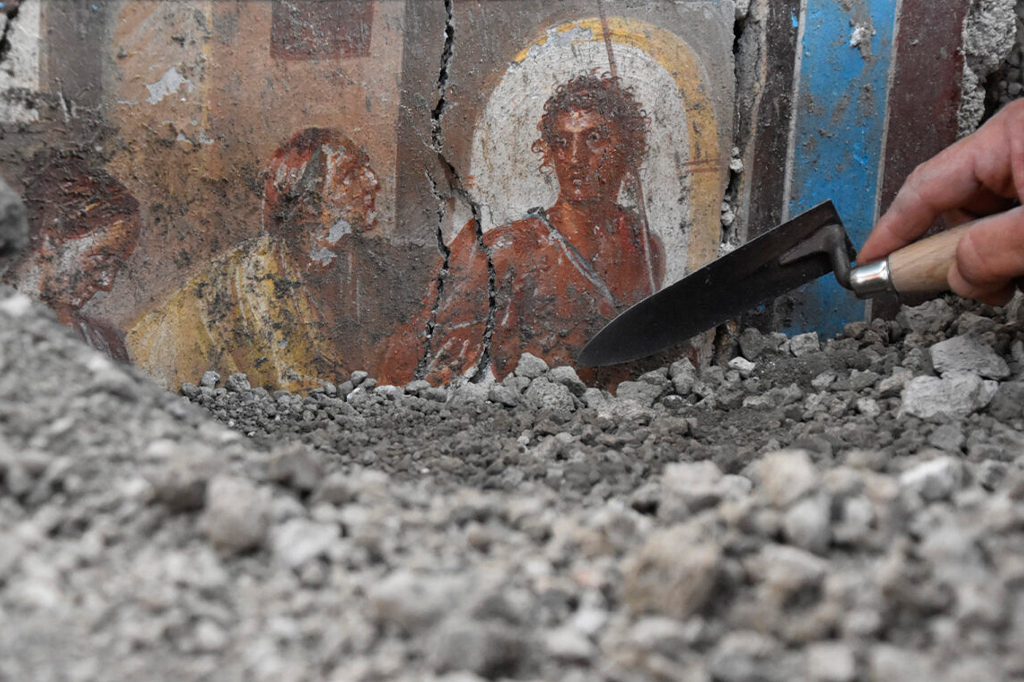 Arqueólogos encontram casa coberta de pinturas er...