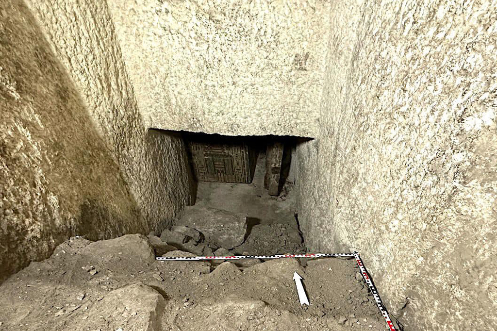Arqueólogos encontram tumba de 4 mil anos decorad...