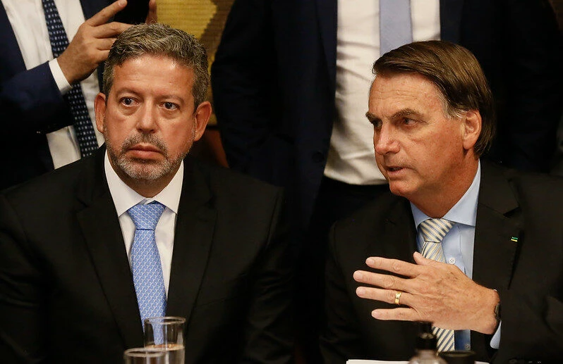 Bolsonaro vai ao Senado negociar anistia a 8/1 e a ele próprio para apoiar Alcolumbre e Motta