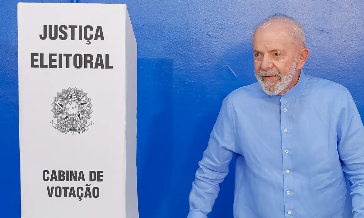 Boulos vota em São Paulo acompanhado de Marta e Marina Silva; Lula vota em SBC