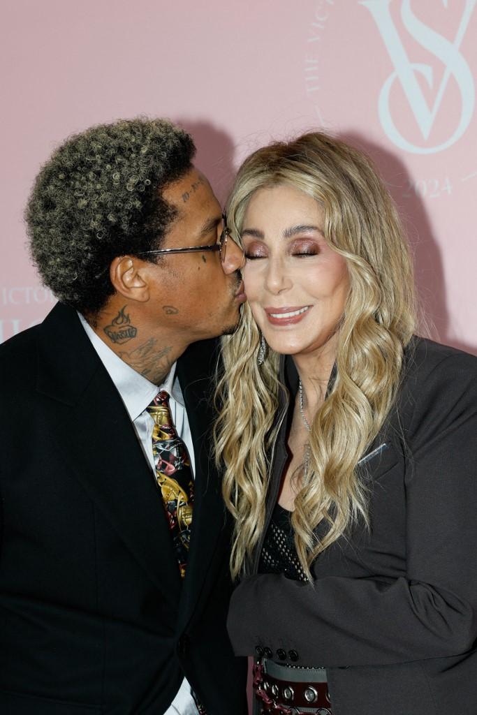 Cher e namorado trocam carinhos no tapete vermelho do desfile Victoria's Secret 2024 - Zoeira