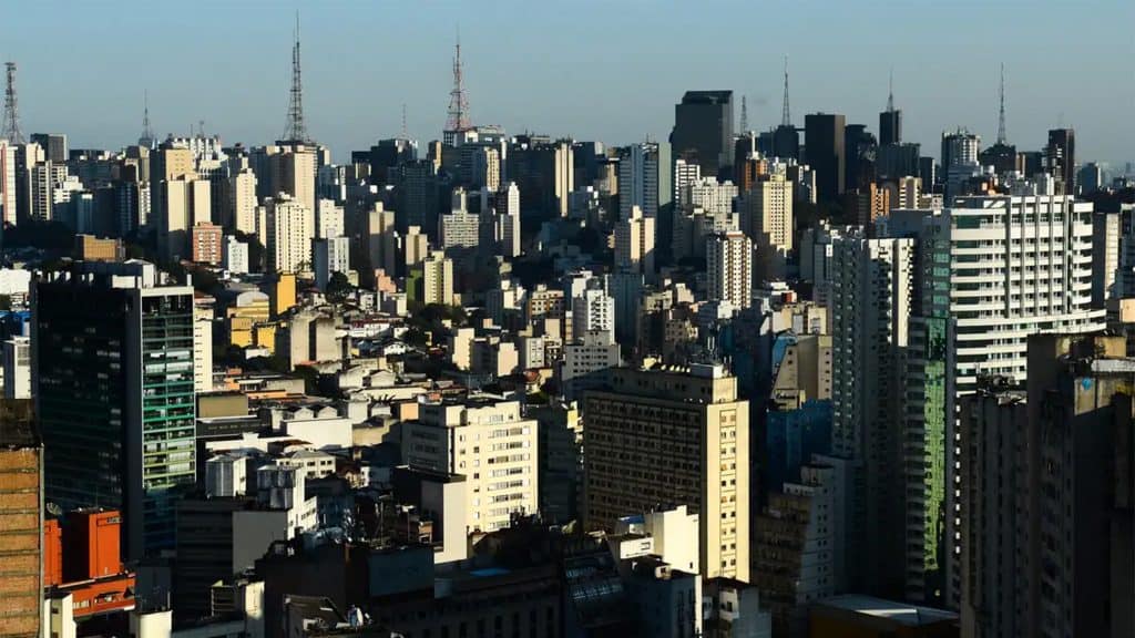 Chuva deve seguir forte nesta semana, mas 'contorna' o Sudeste; entenda