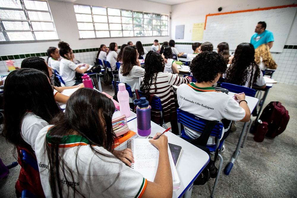 Com uso banido até no recreio, projeto que proíbe celulares nas escolas volta a tramitar na Câmara - Ceará
