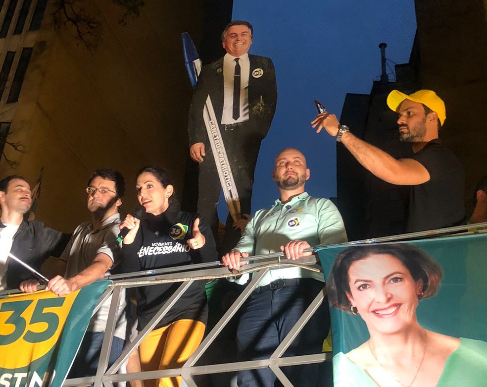 Cristina Graeml apela para Bolsonaro de papelão em ato de campanha em Curitiba | Eleições 2024