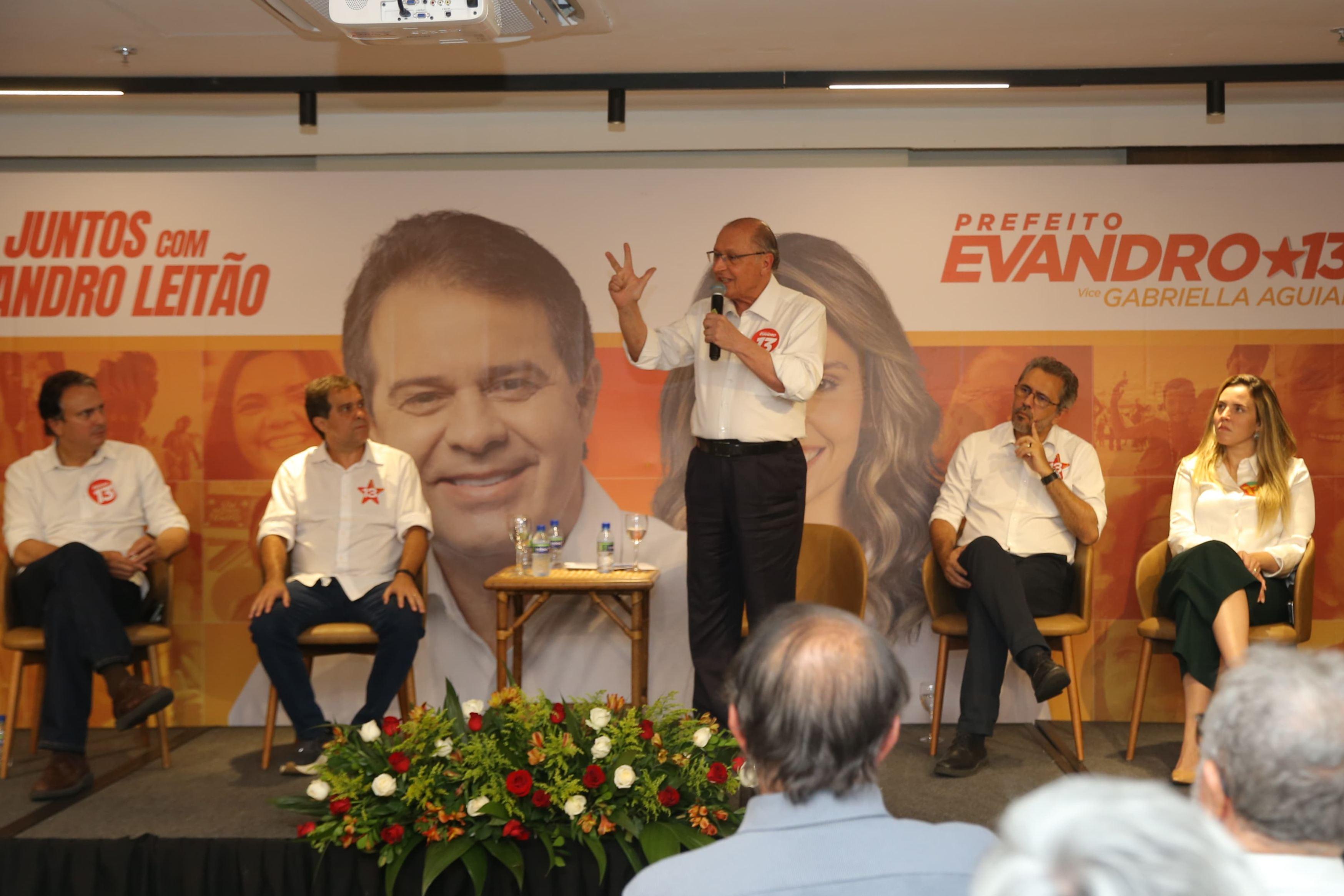 Depois de Lula e João Campos, Alckmin participa de ato com Evandro em Fortaleza e critica André - PontoPoder