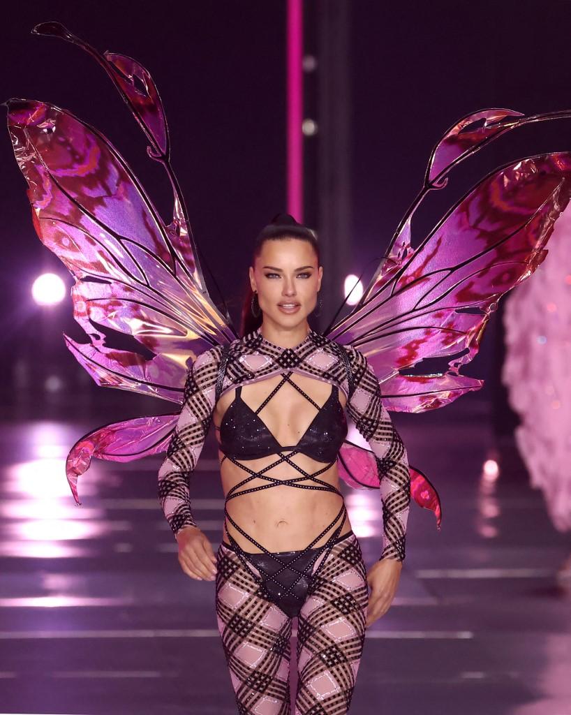 Desfile da Victoria's Secret retorna após 6 anos com diversidade de modelos e show de Cher; fotos - Zoeira