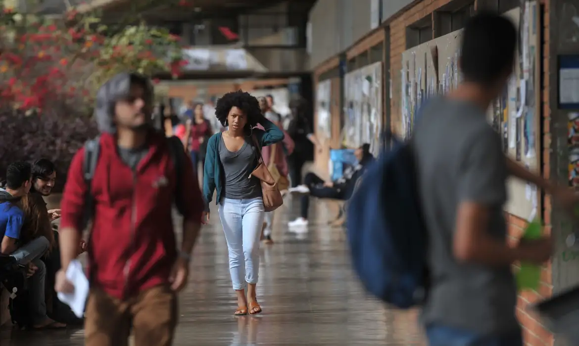 Estudantes cotistas se destacam no ensino superior em 2023, mostra Censo