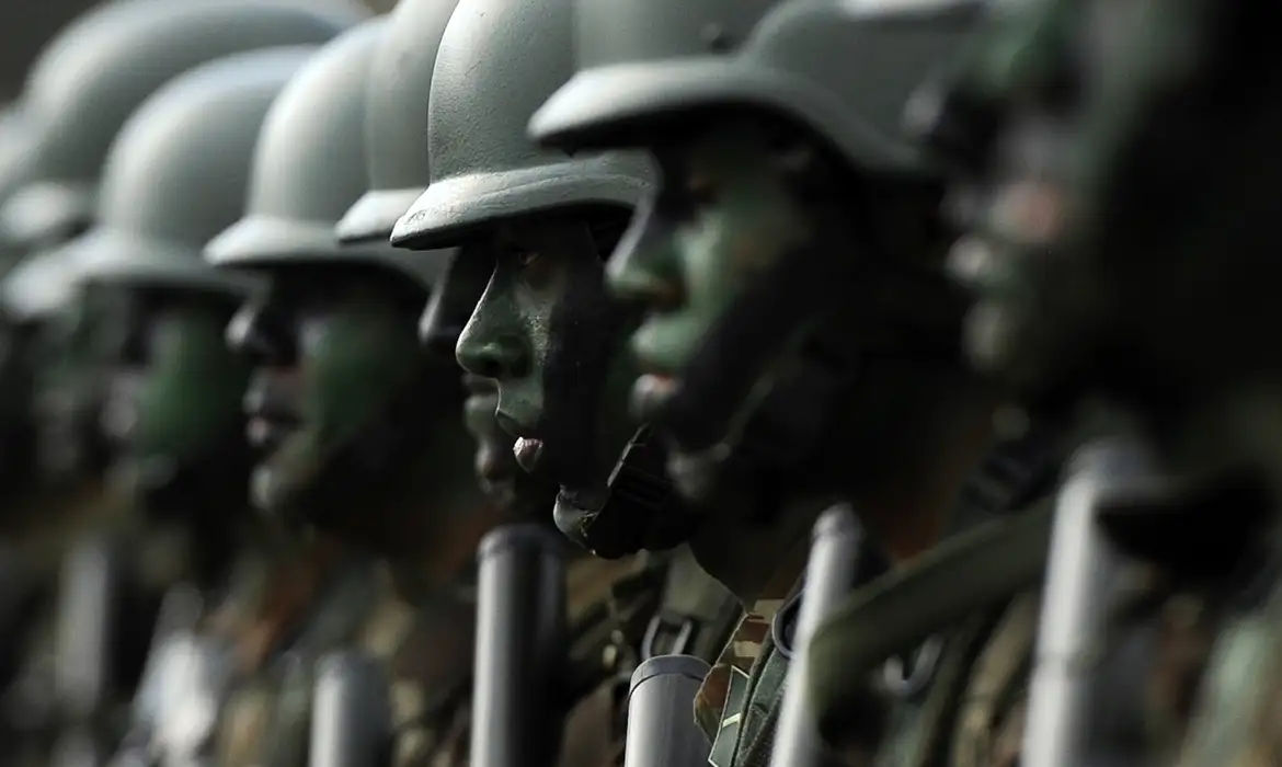 Exército tenta esconder bônus de R$ 50 milhões e lista de servidores beneficiados