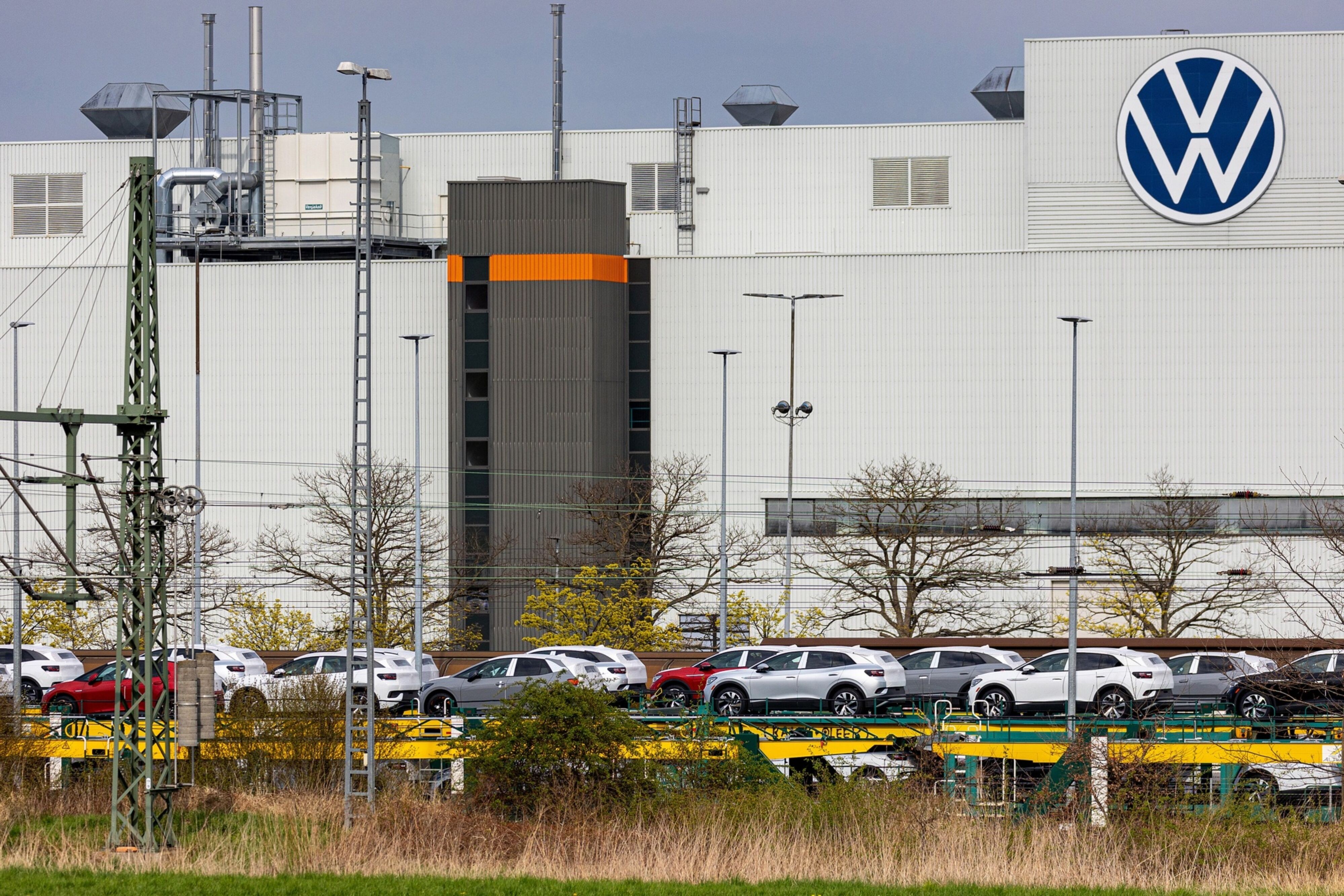 FT: Volkswagen planejar fechar fábricas, cortar milhares de empregos e reduzir salários em 10%