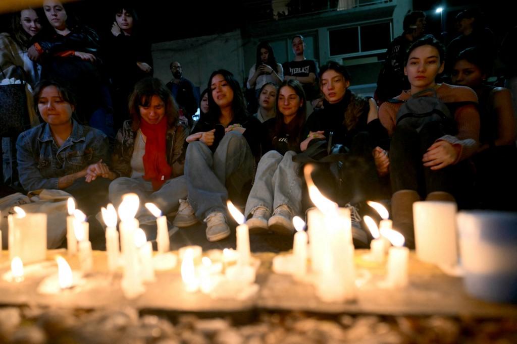 Fãs prestam homenagem em porta de hotel onde Liam Payne morreu na Argentina; veja fotos - Zoeira