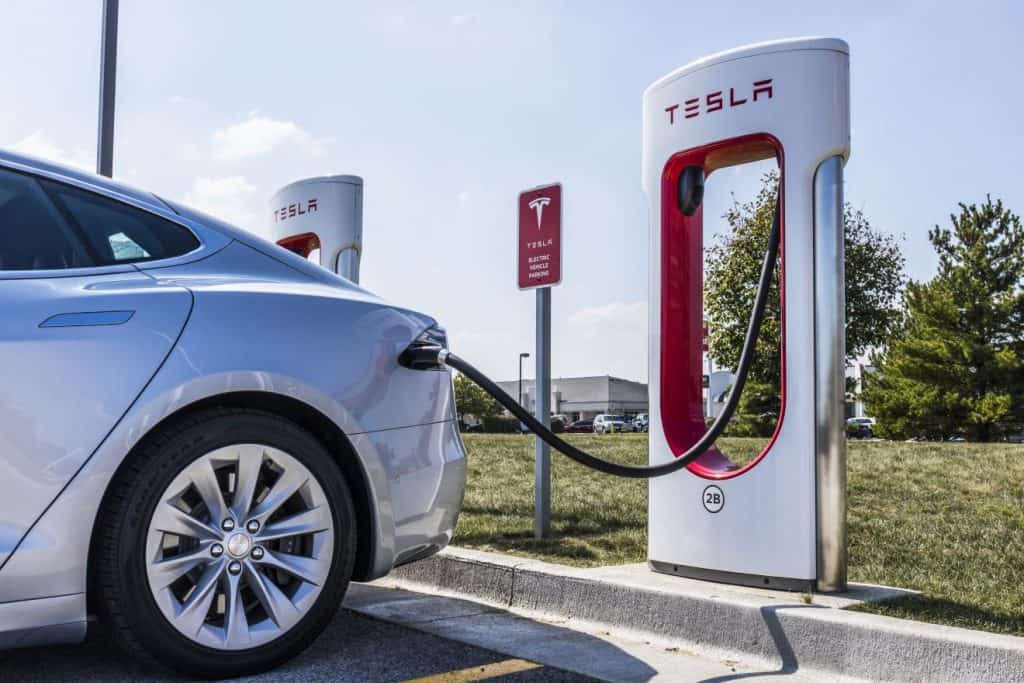 Ford pede que clientes não carreguem seus carros elétricos em pontos da Tesla 