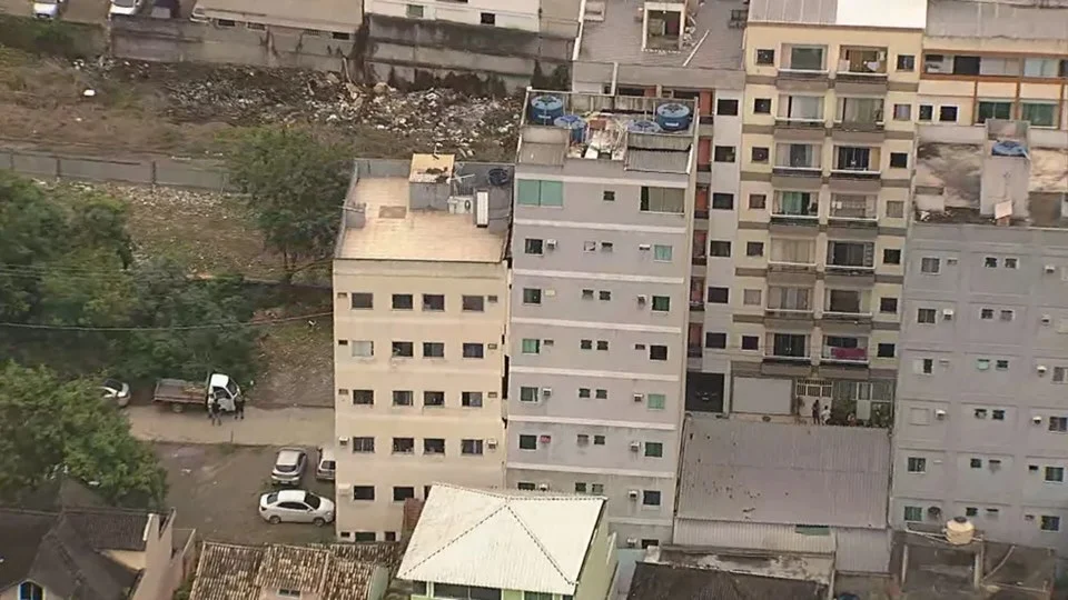 Homens armados com fuzis circulam na Muzema, zona oeste do Rio