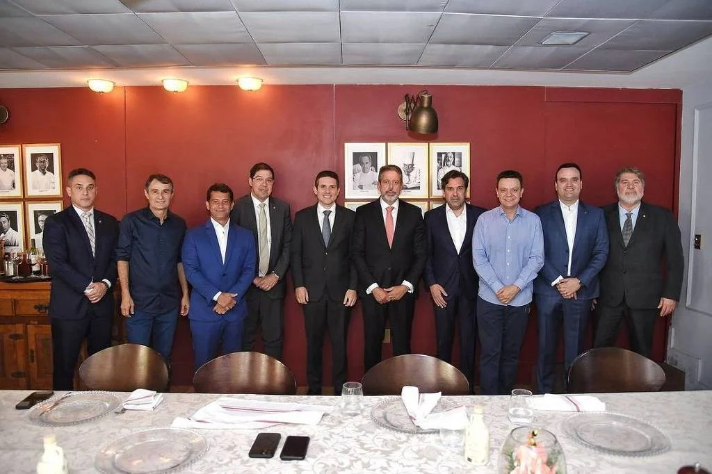 Hugo Motta vai a evento com Lira e diz buscar 'consenso da extrema direta à extrema esquerda'