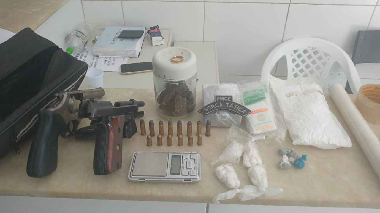 POLÍCIA APREENDE ARMAS, DROGAS E PRENDE DUAS PESSOAS EM CRATEÚS – Blog Tony Sales