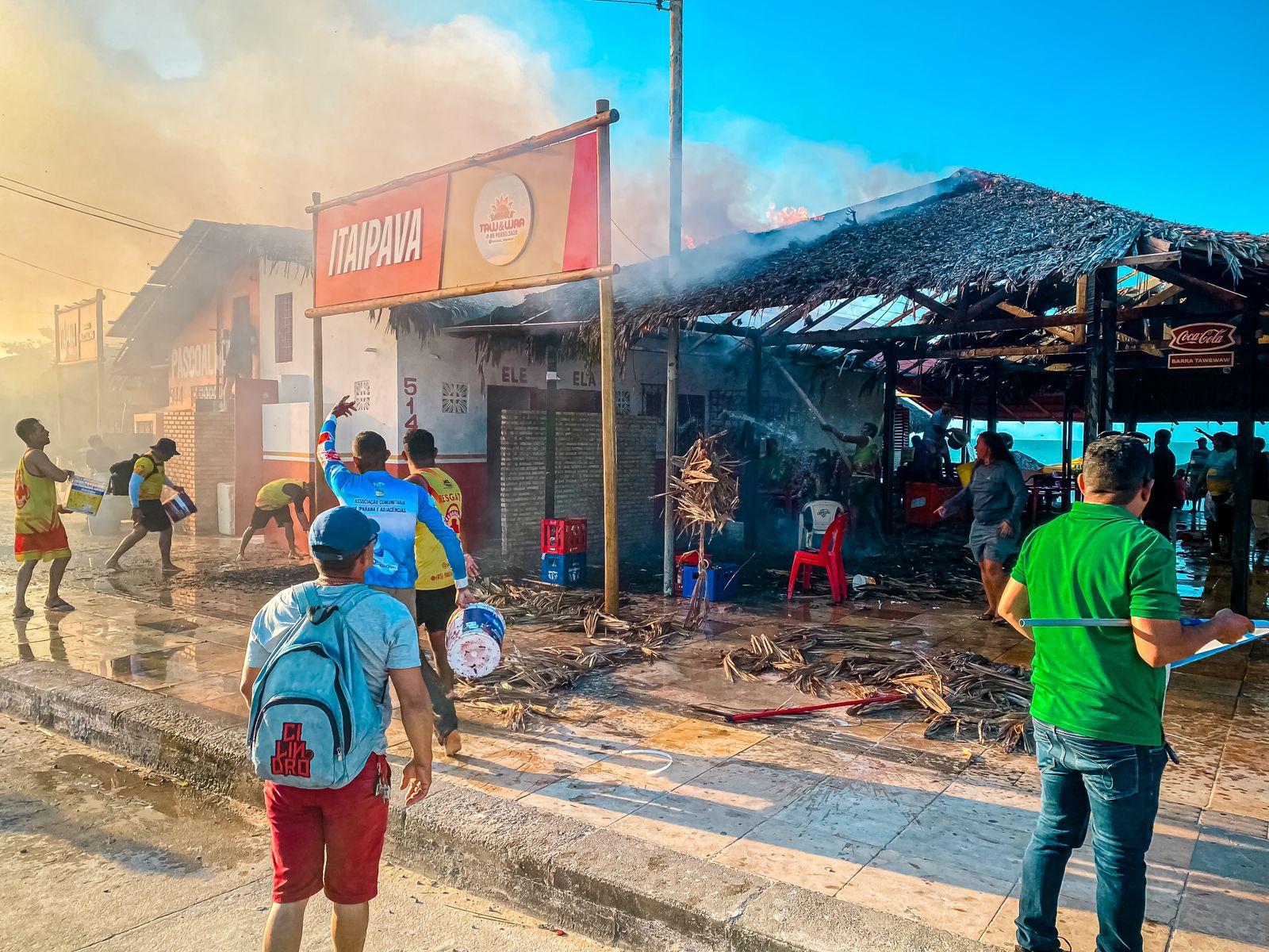 Incêndio atinge barracas na Vila do Mar após disparos de rojões de fogos durante evento político - Ceará