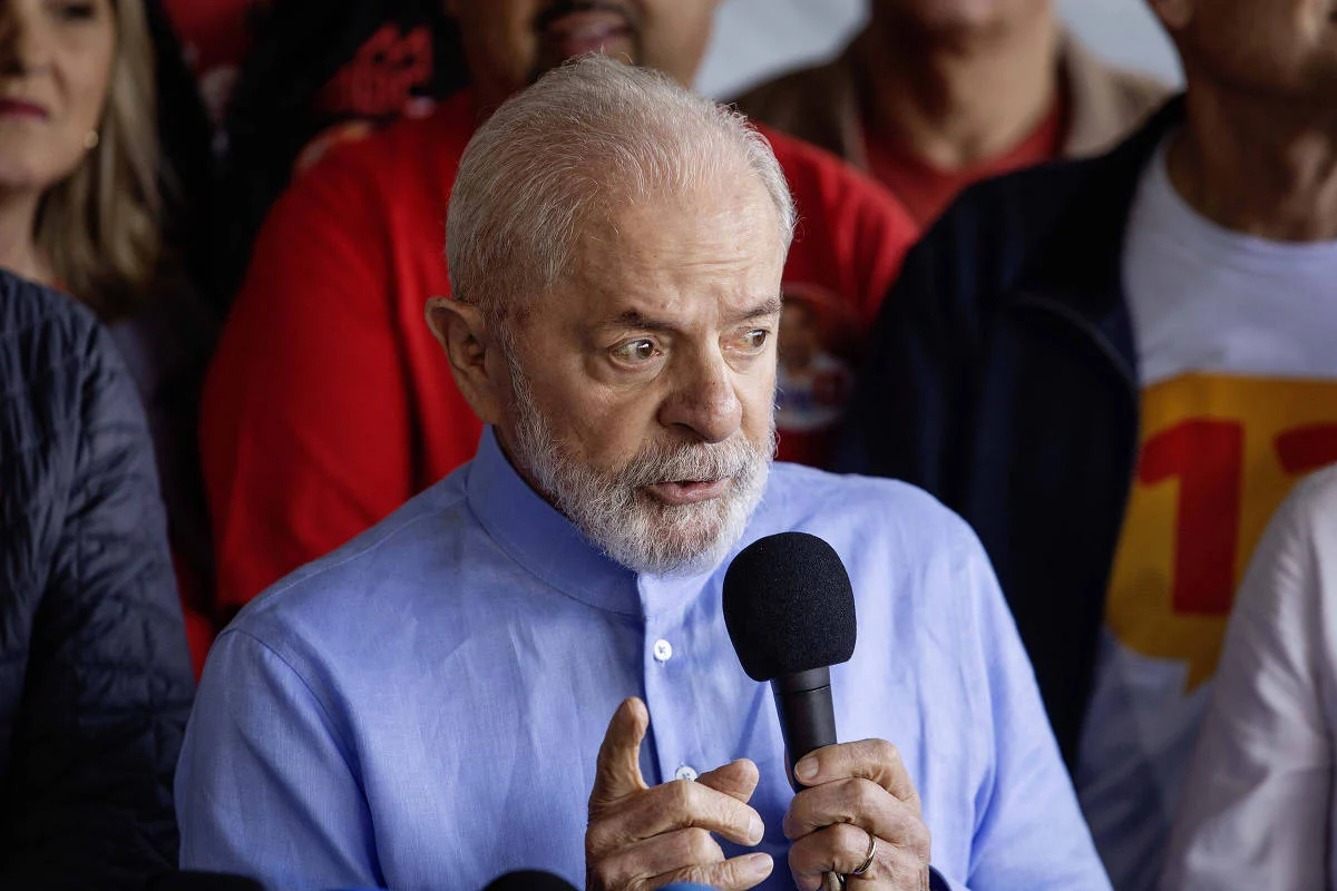 Lula fala em mundo do trabalho com menos carteira assinada