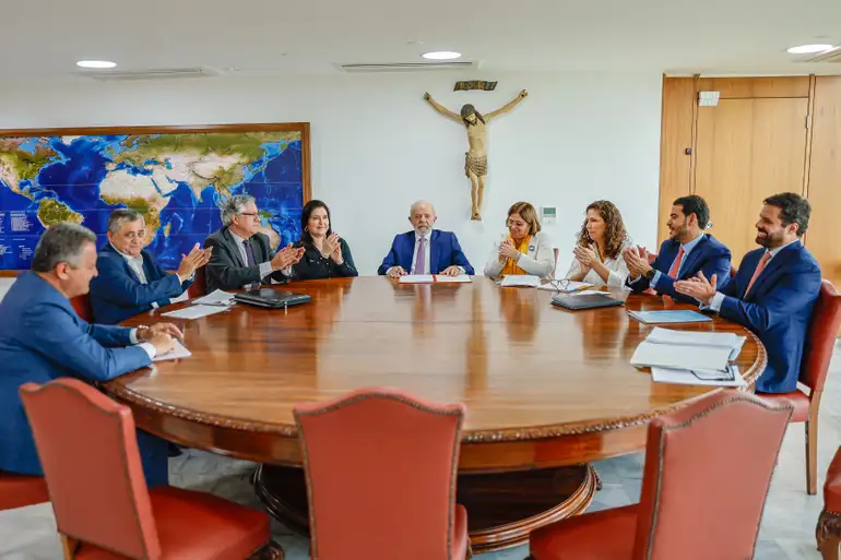  Lula sanciona lei que aumenta pena para feminicídio