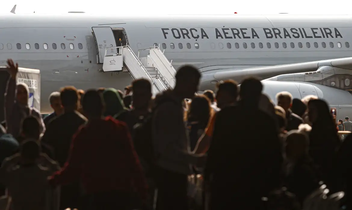 Mais de 1 mil brasileiros já foram resgatados do Líbano em operação da FAB