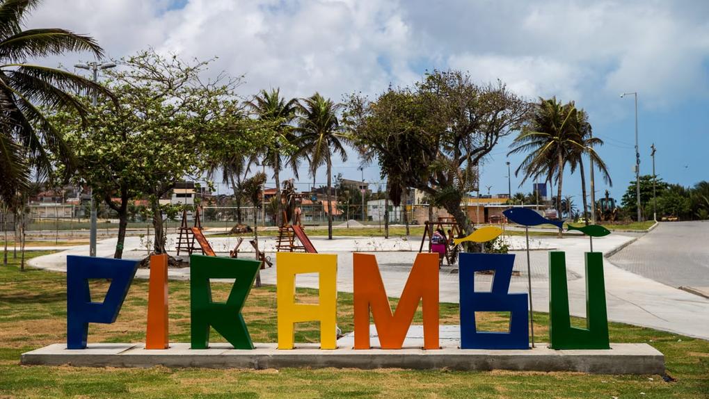 Pirambu ganha letreiro decorativo com o nome do bairro para atrair visitantes; veja imagens - Ceará
