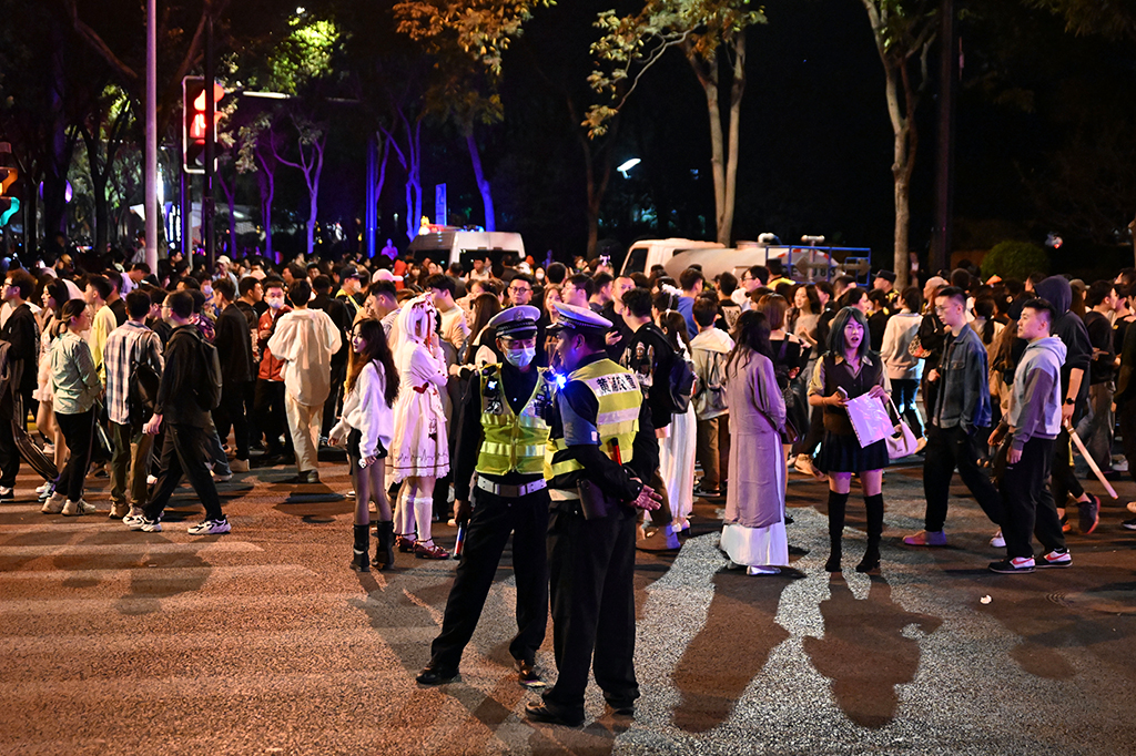 Por que a polícia de Xangai está barrando festas...
