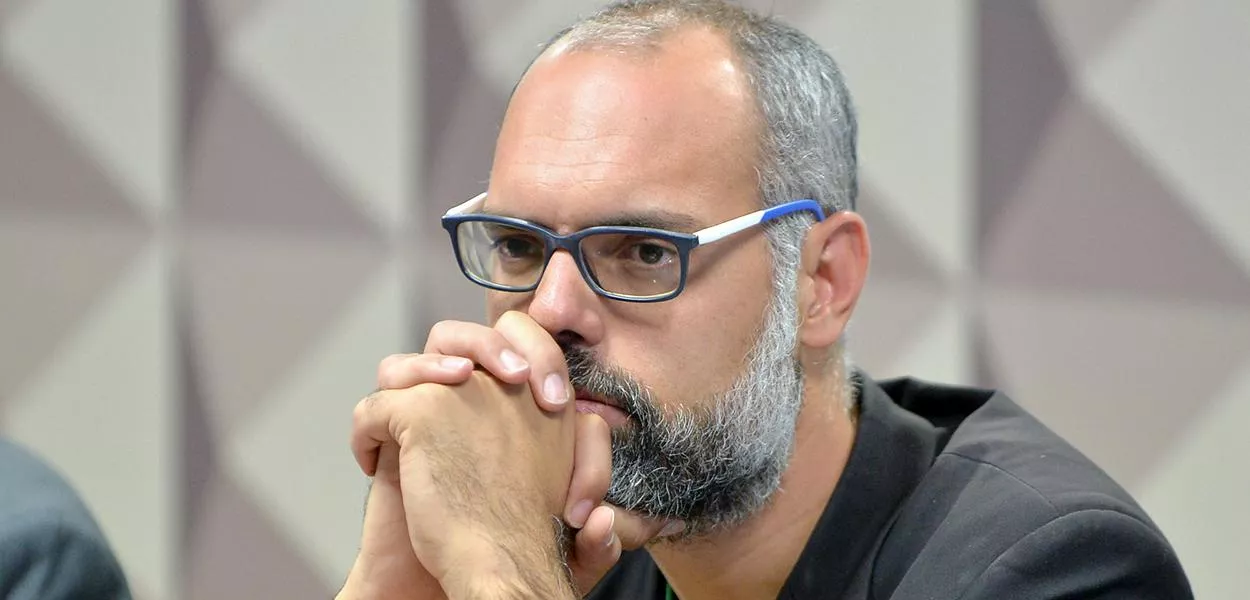 STF forma maioria para manter bloqueio de perfil de Allan dos Santos no X