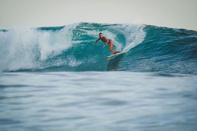 Surfista e influenciadora morre após ataque de peixe-espada na Indonésia - Mundo