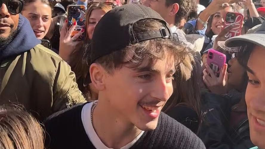 Timothée Chalamet causa tumulto ao aparecer em competição de sósias de si mesmo - Zoeira