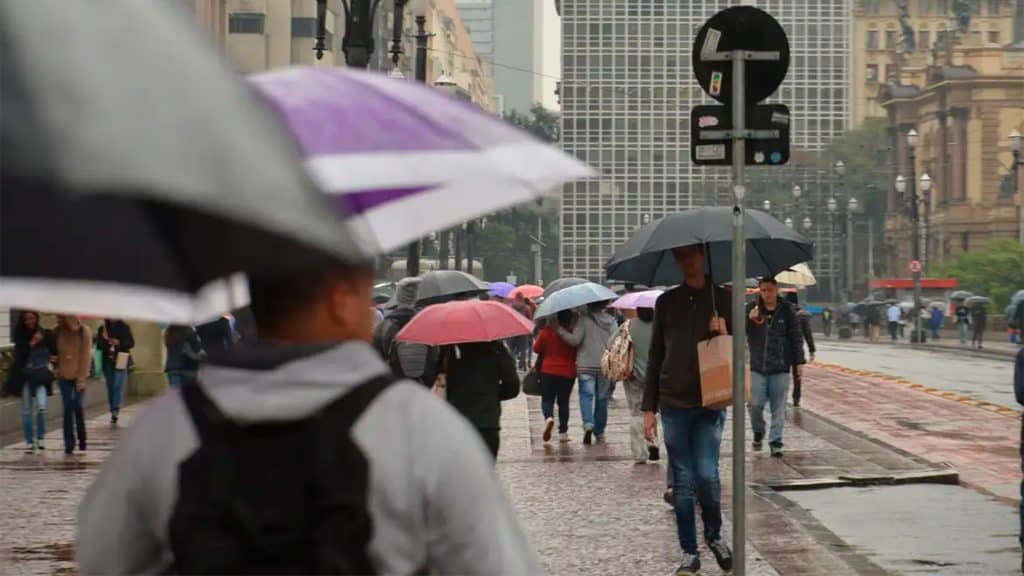 Vai sair neste fim de semana? Leve guarda-chuva!