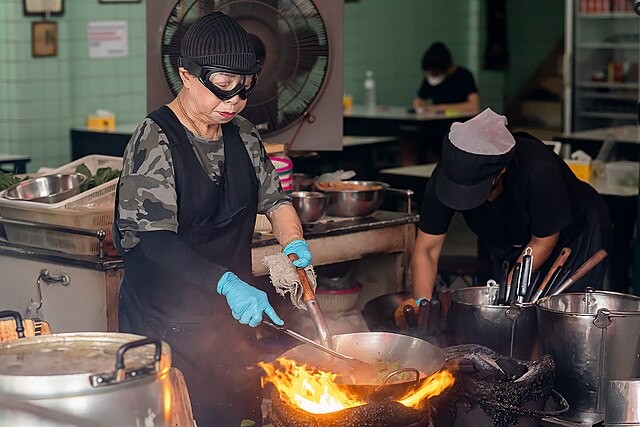 Vendedora de comida de rua que ganhou estrela Michelin e virou 'queridinha' de turistas na Tailândia diz que vai se aposentar