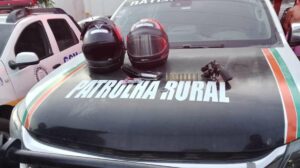 Três pessoas são capturadas pela PM com arma de fogo e moto roubada em Baturité
